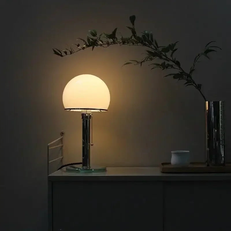 Lámpara de mesa de cristal opal Orbina en un salón de estilo clásico – imagen 5