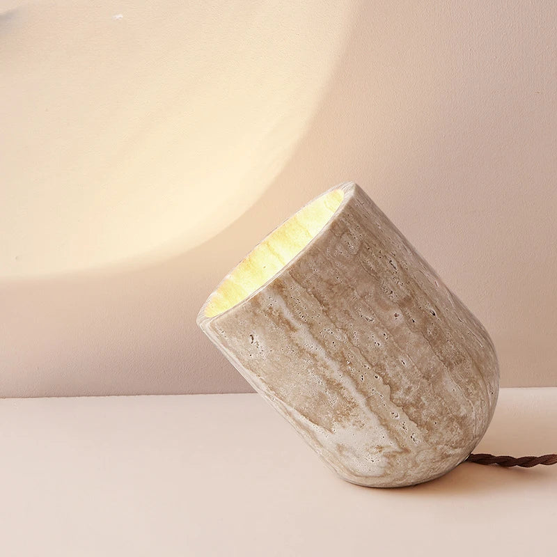 Lámpara de mesa de travertino Fosela – interior de la piedra iluminado