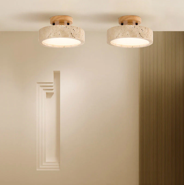 Plafón LED efecto travertino Gavelia – dos plafones en un pasillo