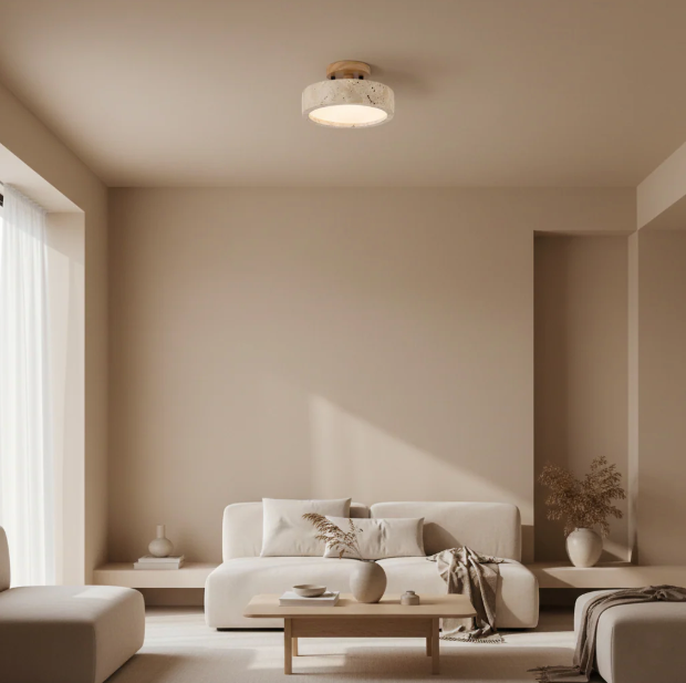 Plafón LED efecto travertino Gavelia – en un salón de tonos cálidos