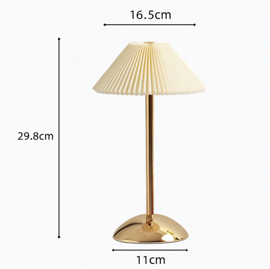 Lámpara de mesa recargable Delisa con pantalla plisada sobre una mesita – imagen 24