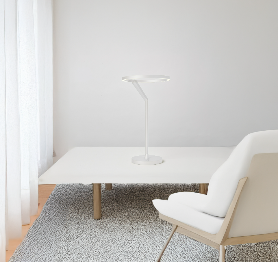 Lámpara de mesa LED con aro de luz Orlena – en blanco en un salón luminoso
