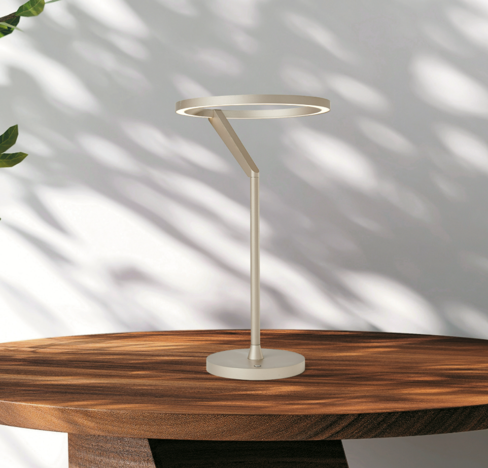 Lámpara de mesa LED con aro de luz Orlena – en arena sobre una mesa de madera