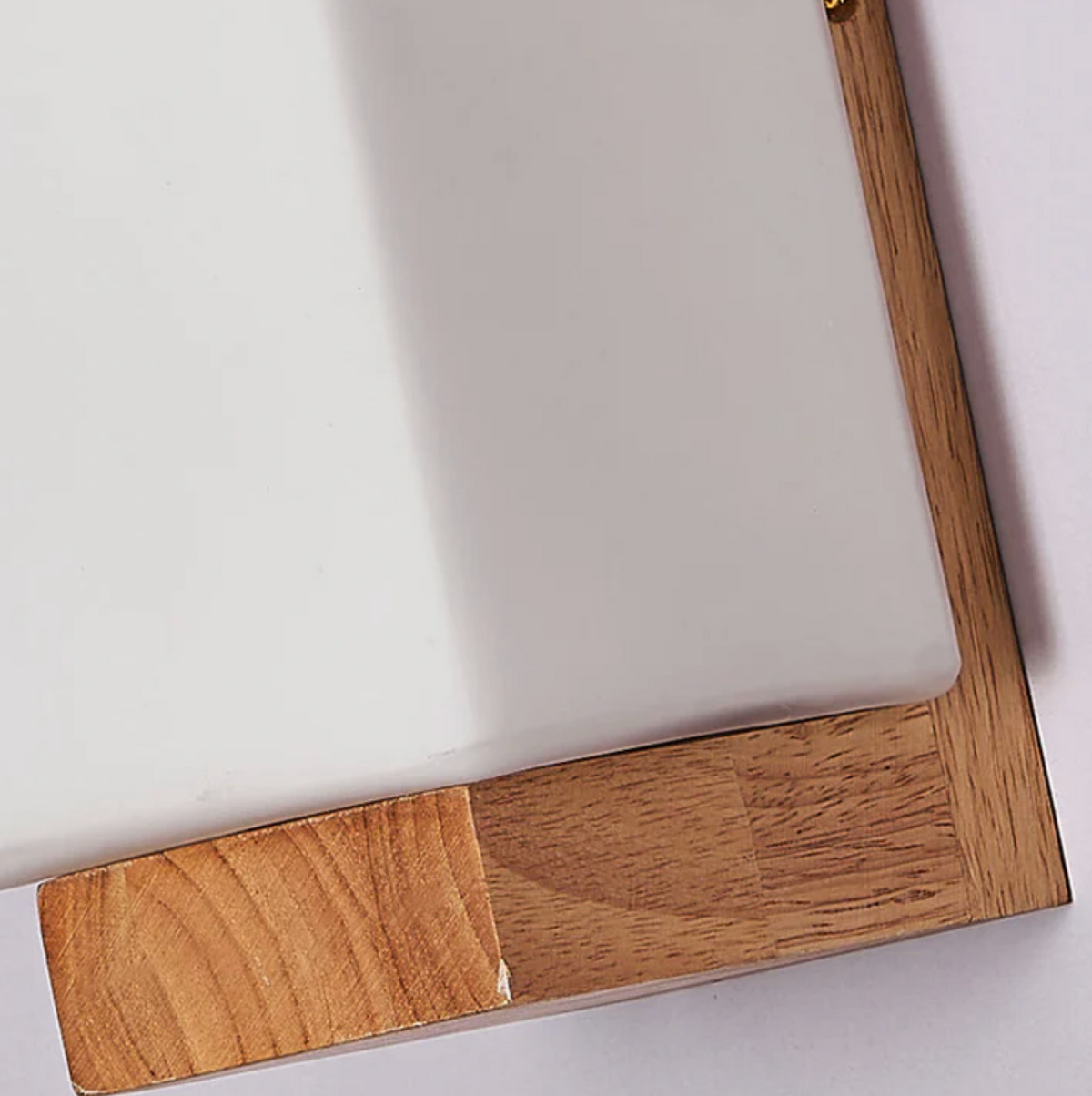Aplique de pared de madera y vidrio esmerilado Olmira – detalle de la base de madera