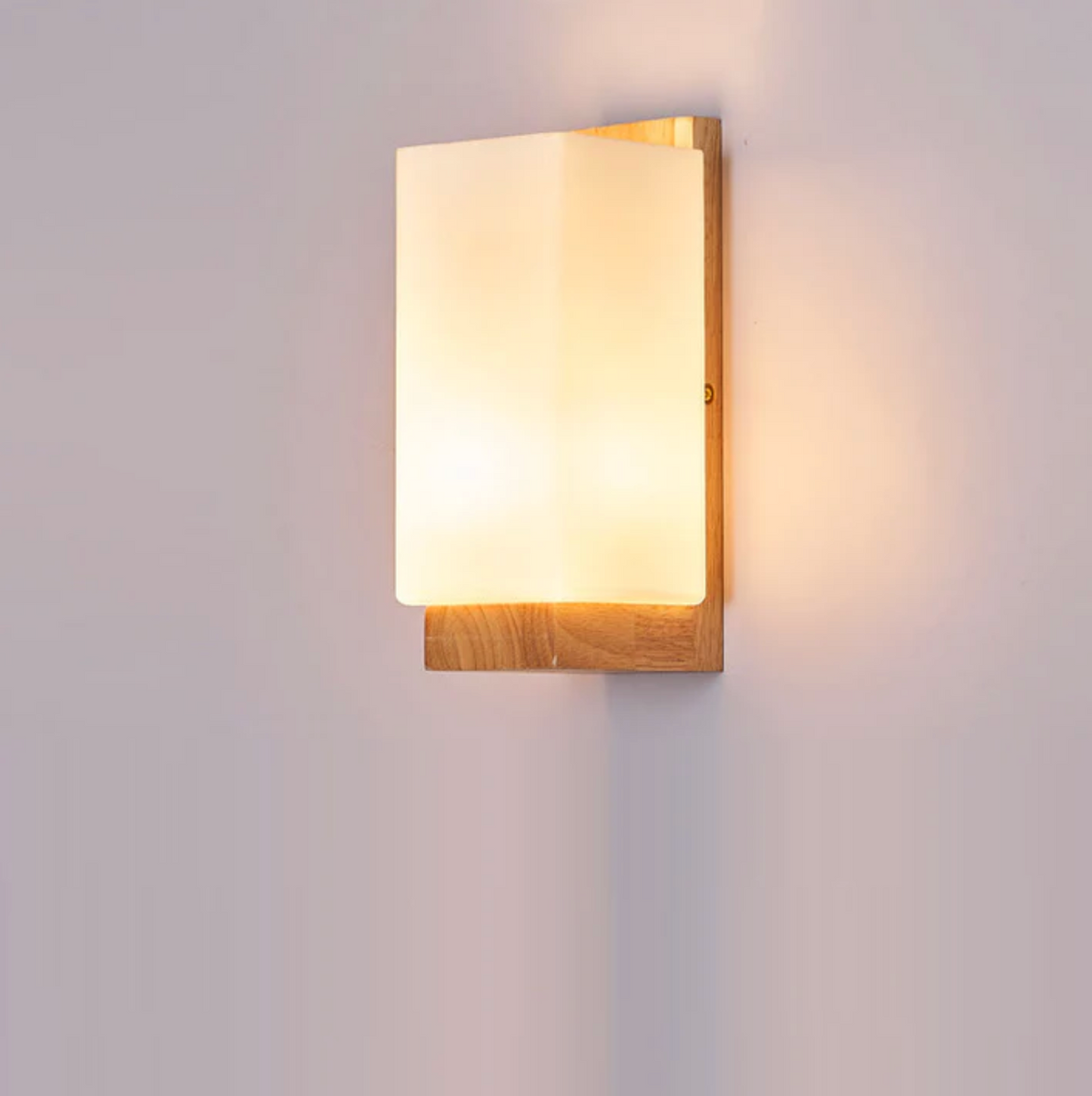 Aplique de pared de madera y vidrio esmerilado Olmira en un dormitorio sereno – imagen 8