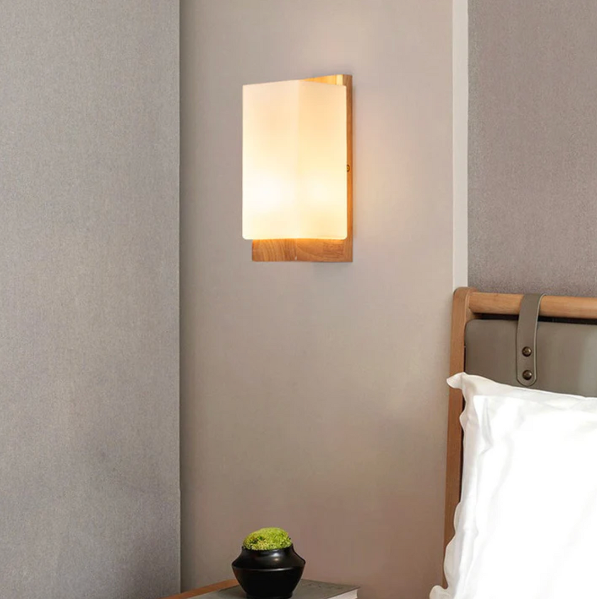 Aplique de pared de madera y vidrio esmerilado Olmira en un dormitorio sereno – imagen 3