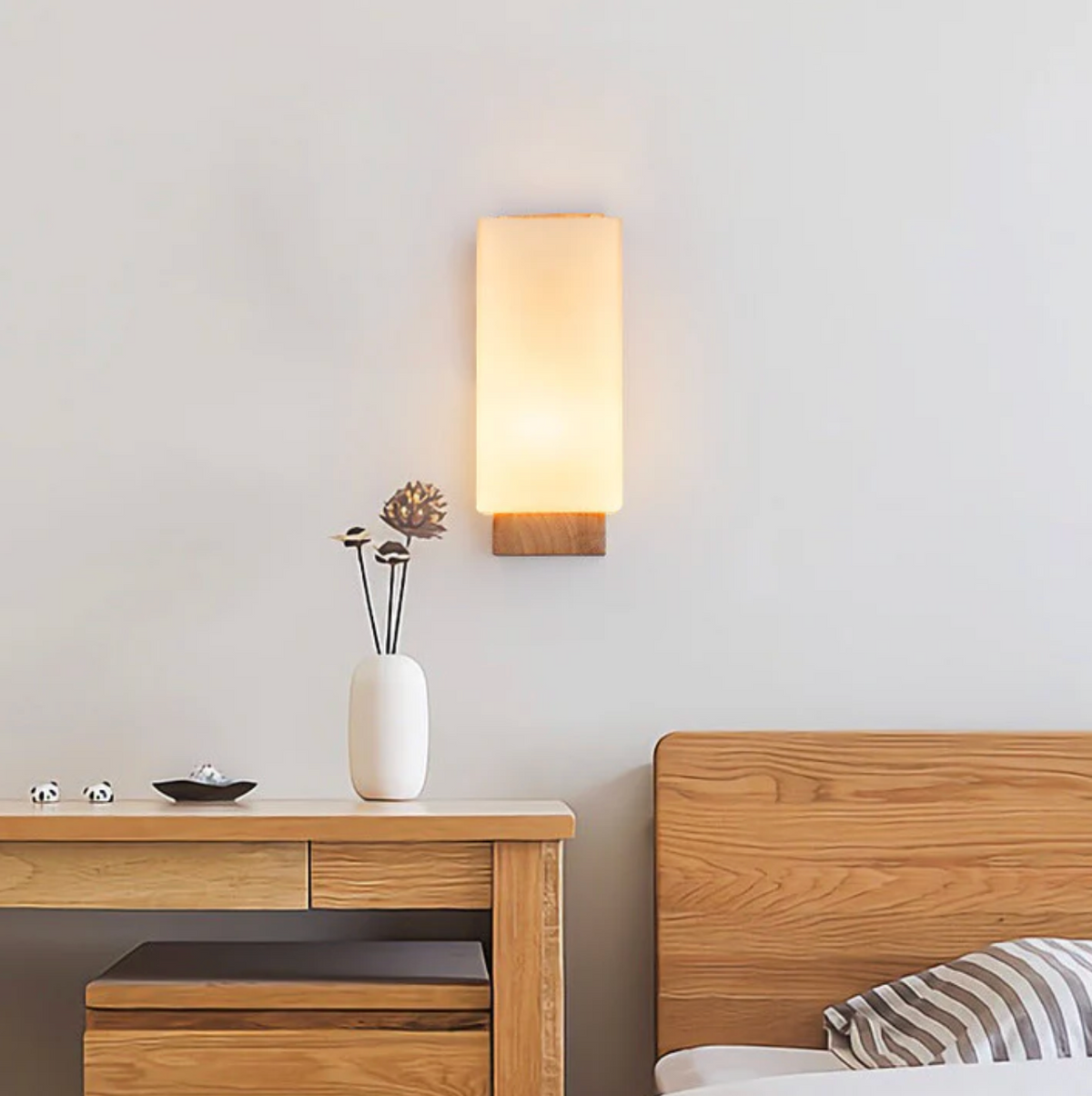 Aplique de pared de madera y vidrio esmerilado Olmira en un dormitorio sereno – imagen 7