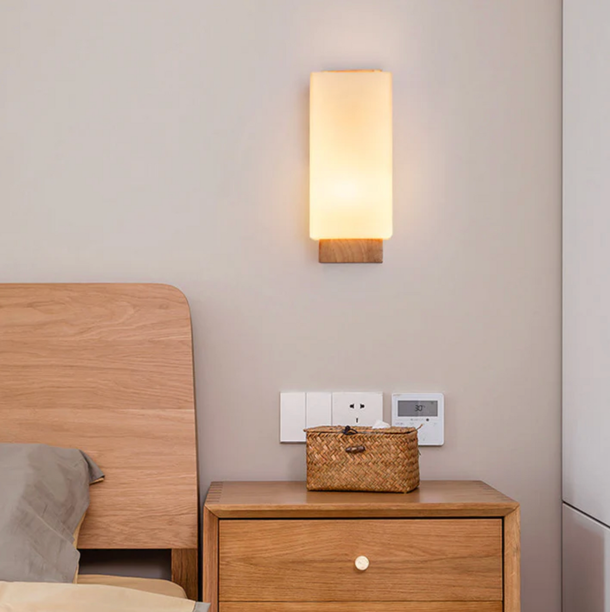 Aplique de pared de madera y vidrio esmerilado Olmira en un dormitorio sereno – imagen 6