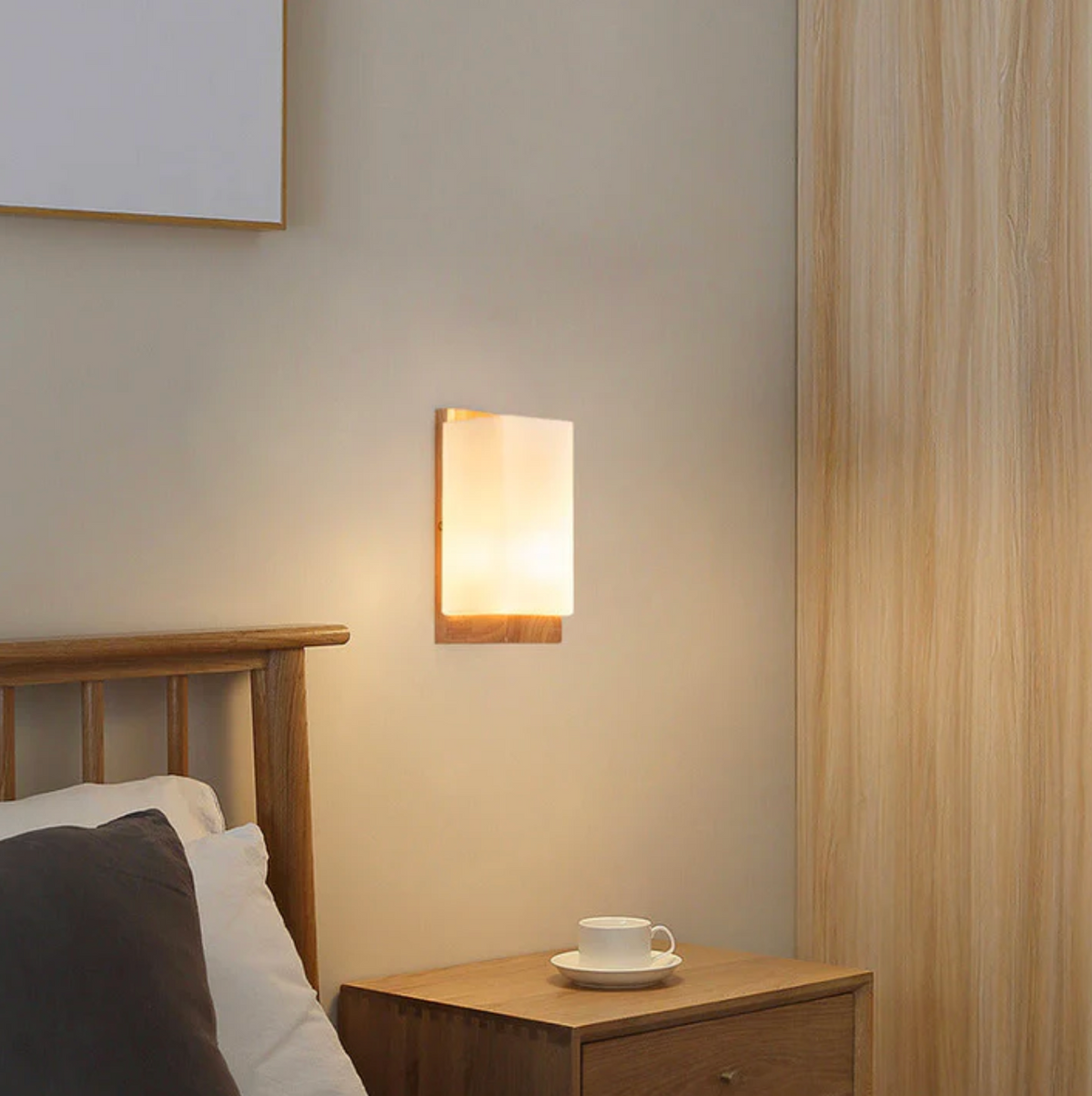 Aplique de pared de madera y vidrio esmerilado Olmira – encendido junto al cabecero
