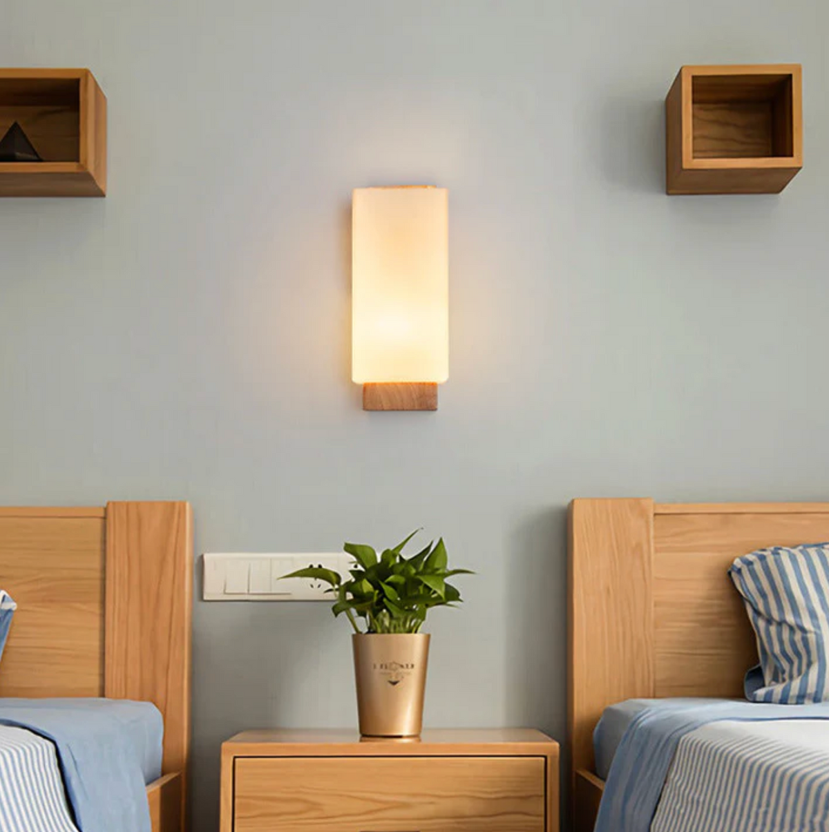 Aplique de pared de madera y vidrio esmerilado Olmira – pareja de apliques junto a una cama