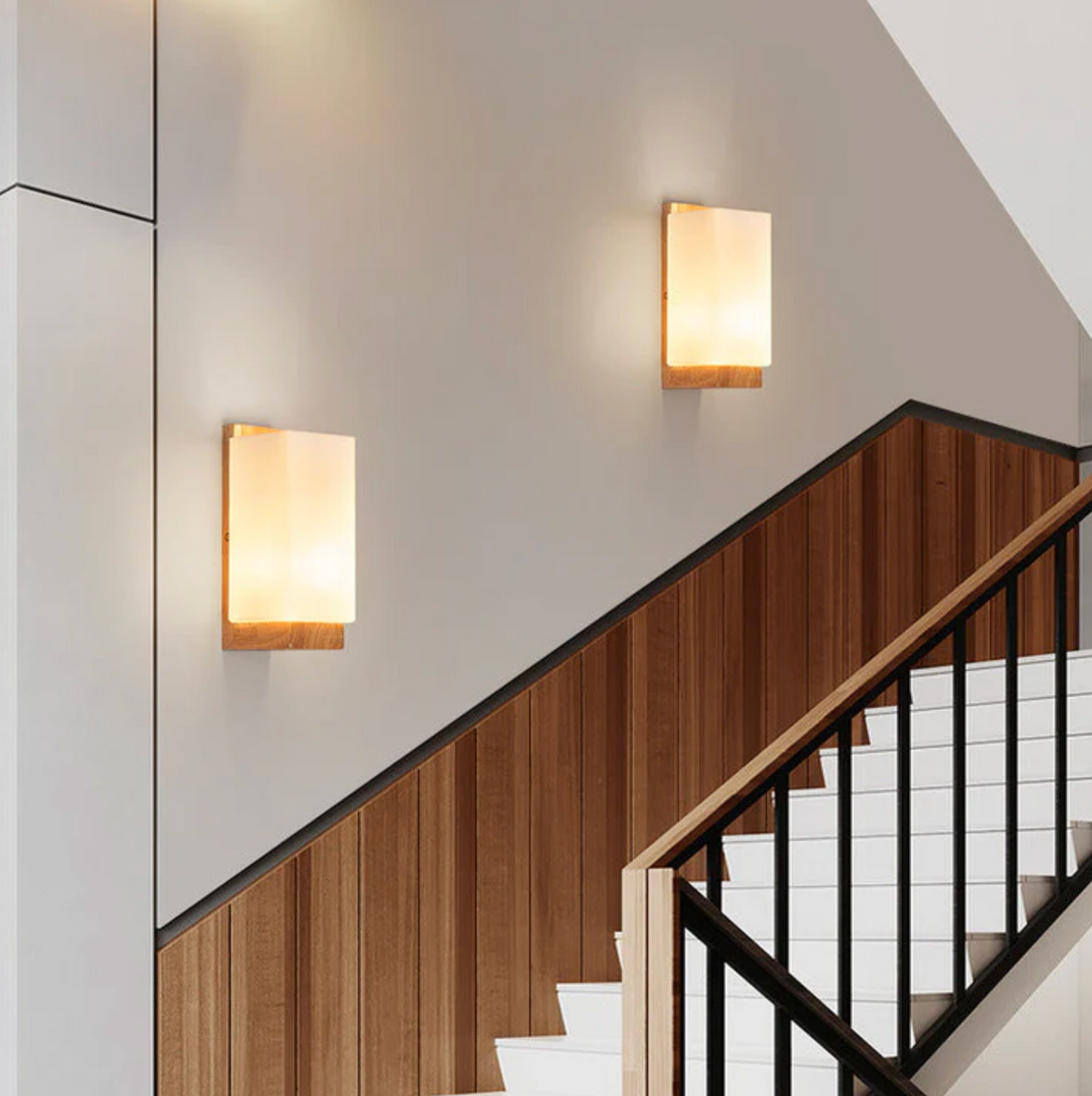 Aplique de pared de madera y vidrio esmerilado Olmira – en la pared de una escalera