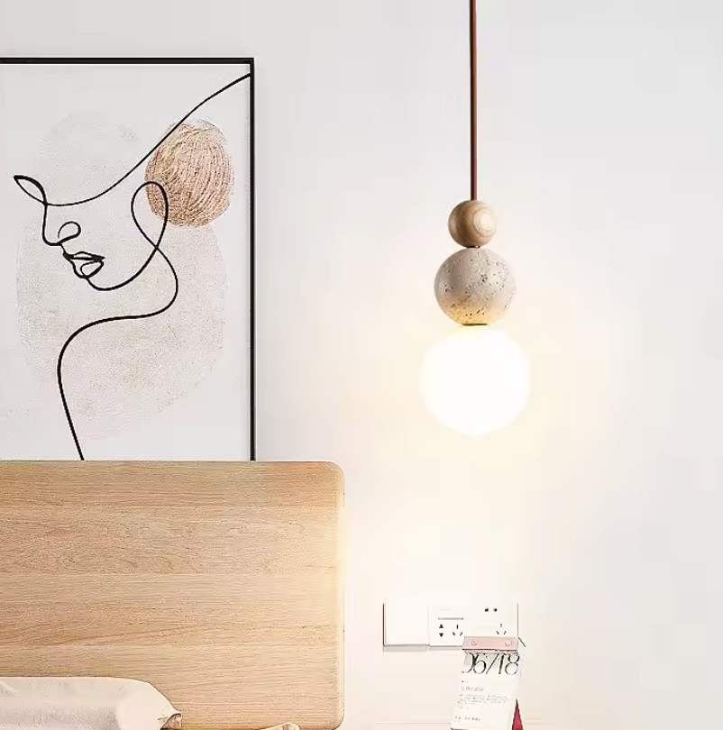 Lámpara colgante de travertino Dolmia – junto a un cabecero de madera