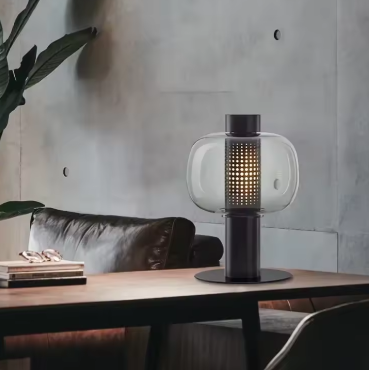 Lámpara de mesa farol de cristal Lamiel en un dormitorio de estilo contemporáneo – imagen 4