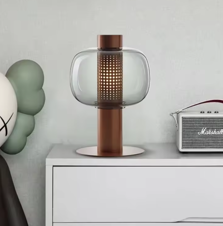 Lámpara de mesa farol de cristal Lamiel en un dormitorio de estilo contemporáneo – imagen 5