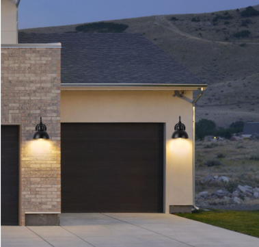 Aplique de pared exterior Jamira – pareja junto a la puerta del garaje