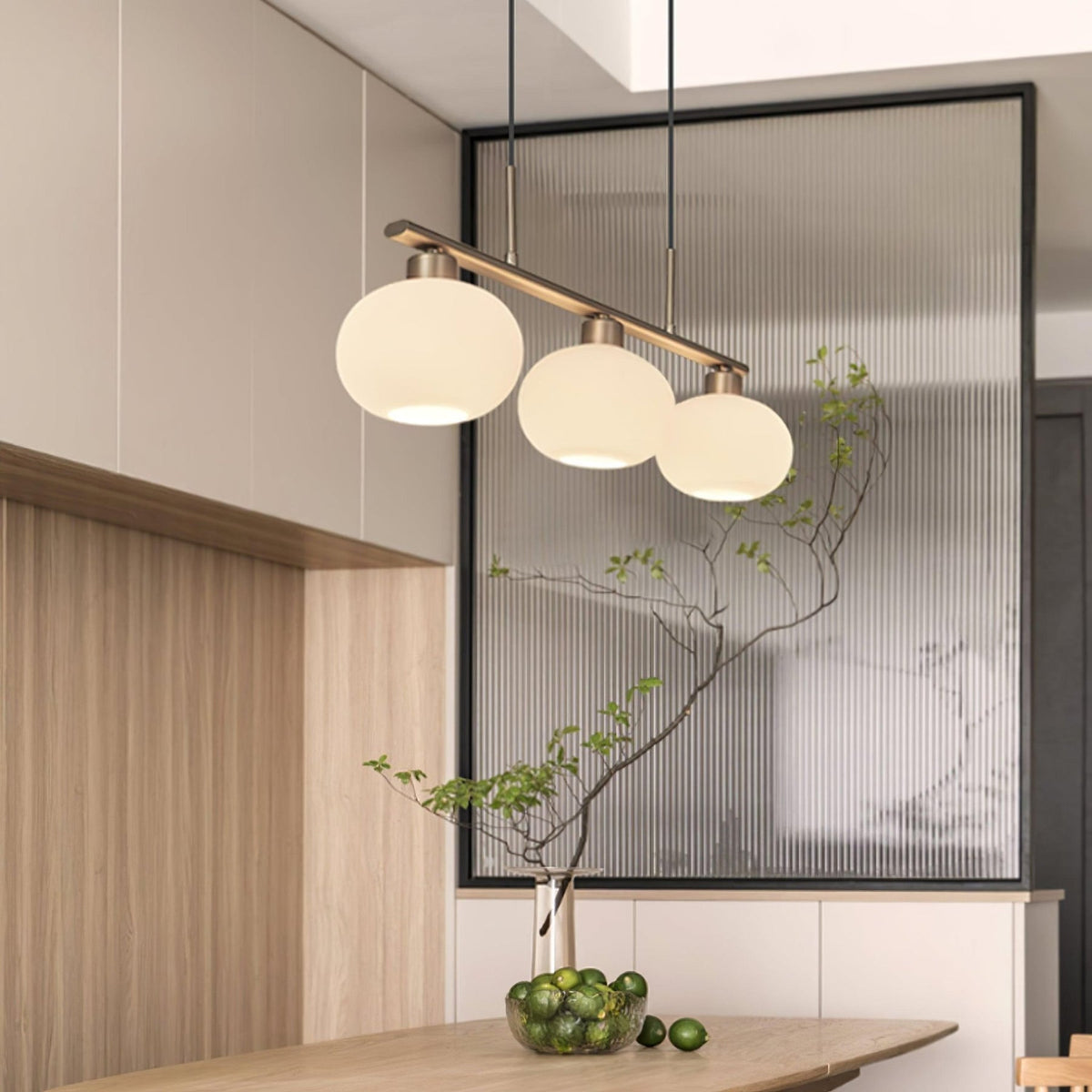 Lámpara colgante lineal Calima sobre una mesa de comedor – imagen 9