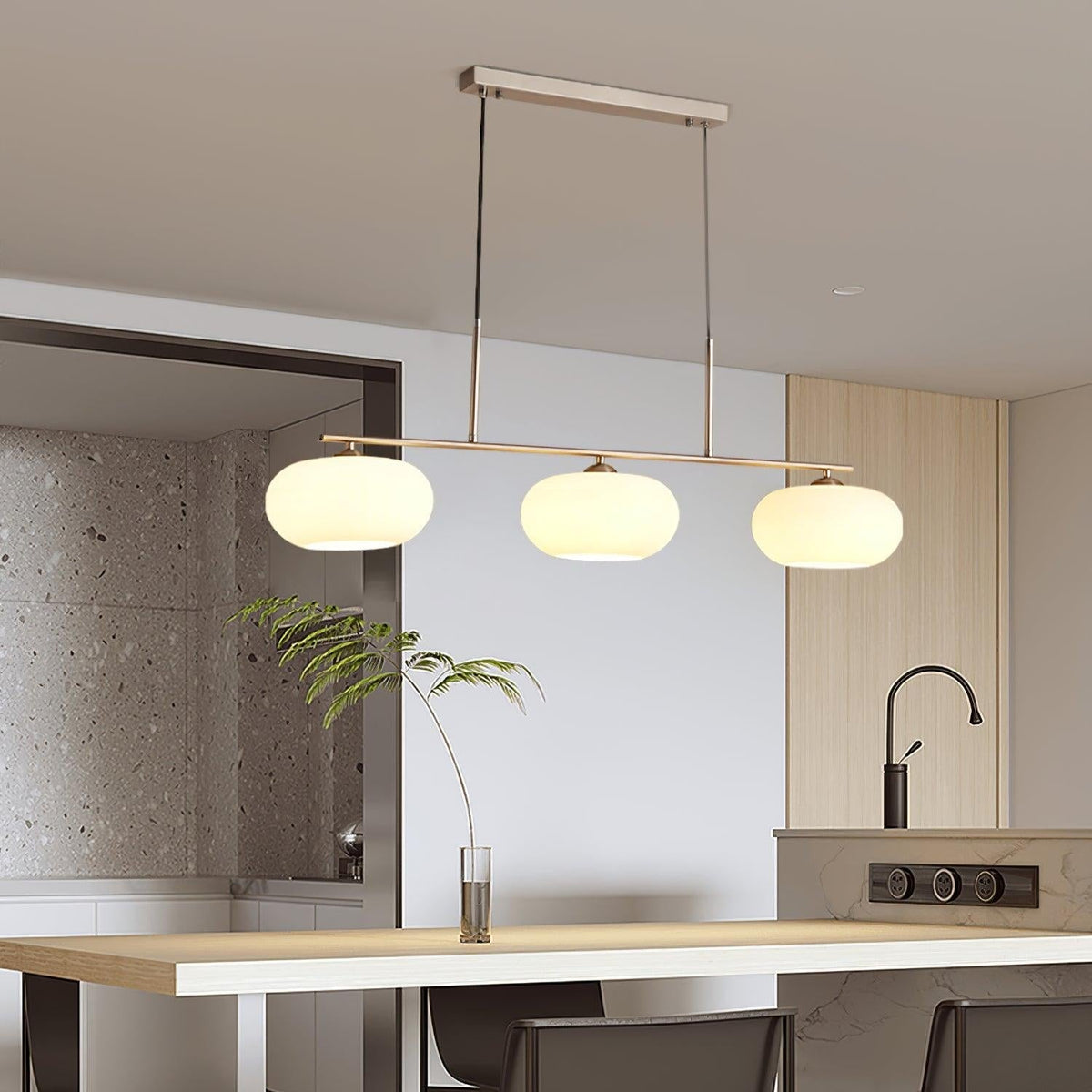 Lámpara colgante lineal Calima sobre una mesa de comedor – imagen 10