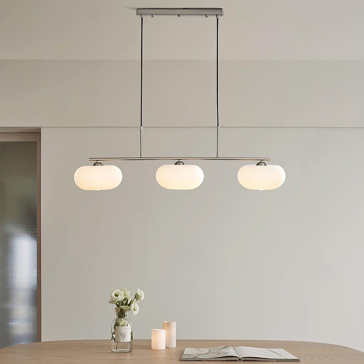 Lámpara colgante lineal Calima sobre una mesa de comedor – imagen 11