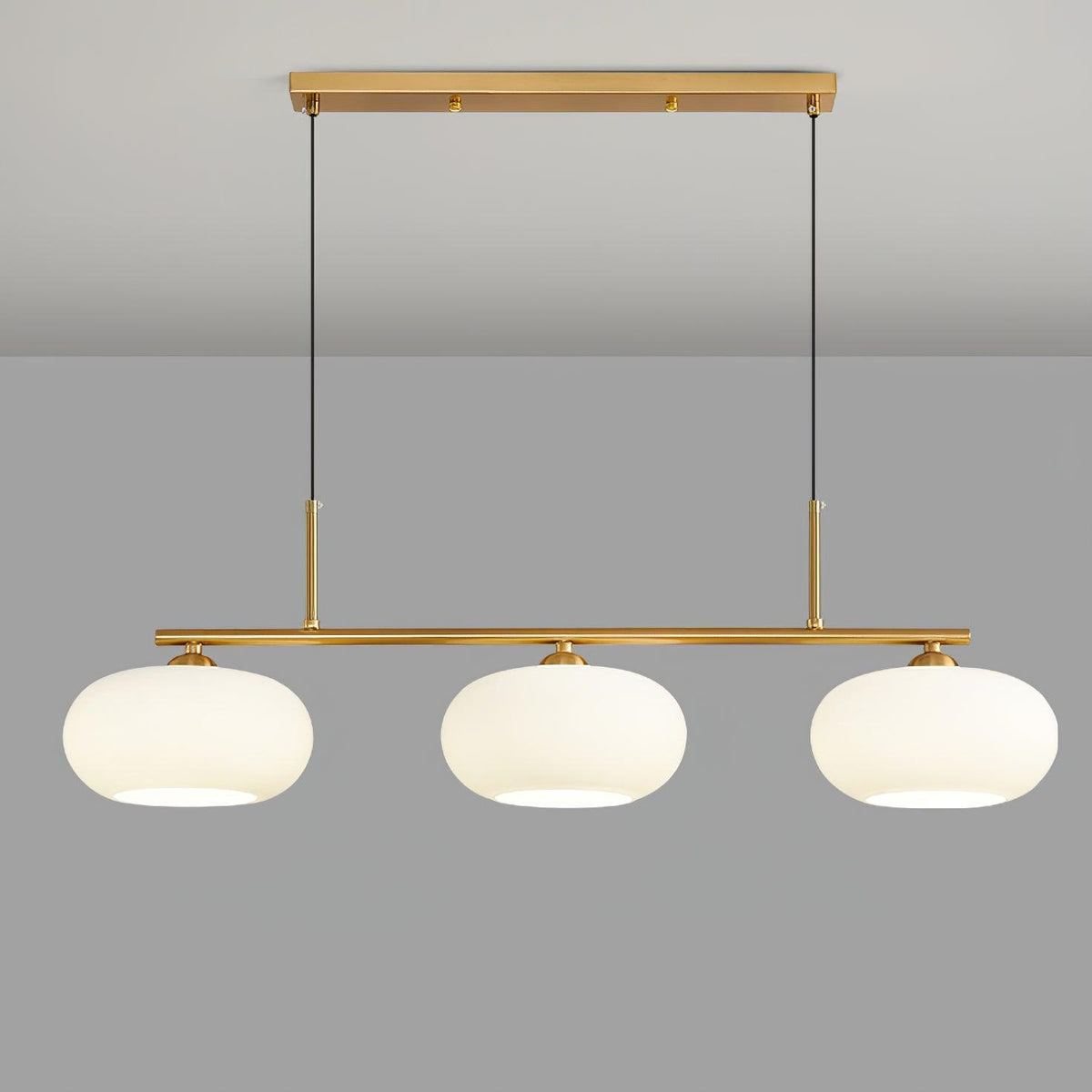 Lámpara colgante lineal Calima sobre una mesa de comedor – imagen 12