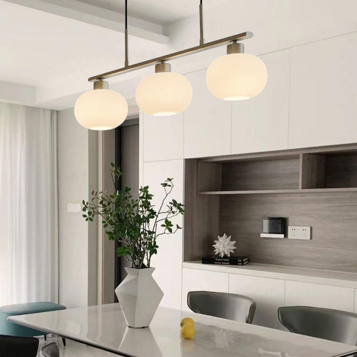 Lámpara colgante lineal Calima sobre una mesa de comedor – imagen 13