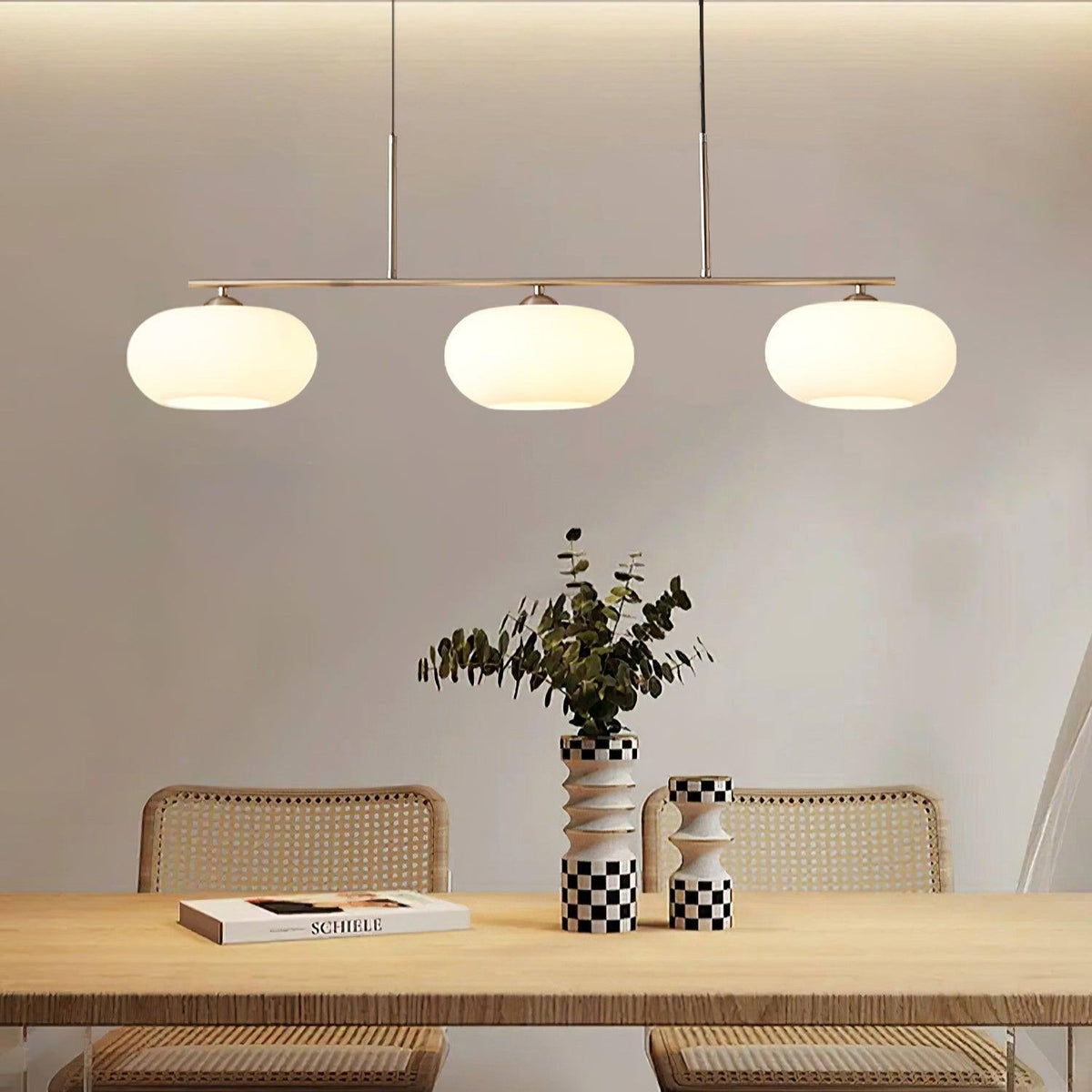Lámpara colgante lineal Calima sobre una mesa de comedor – imagen 14