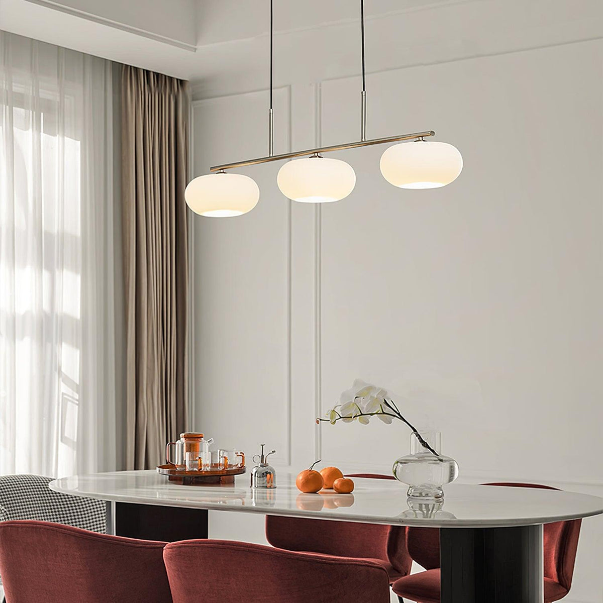 Lámpara colgante lineal Calima sobre una mesa de comedor – imagen 15