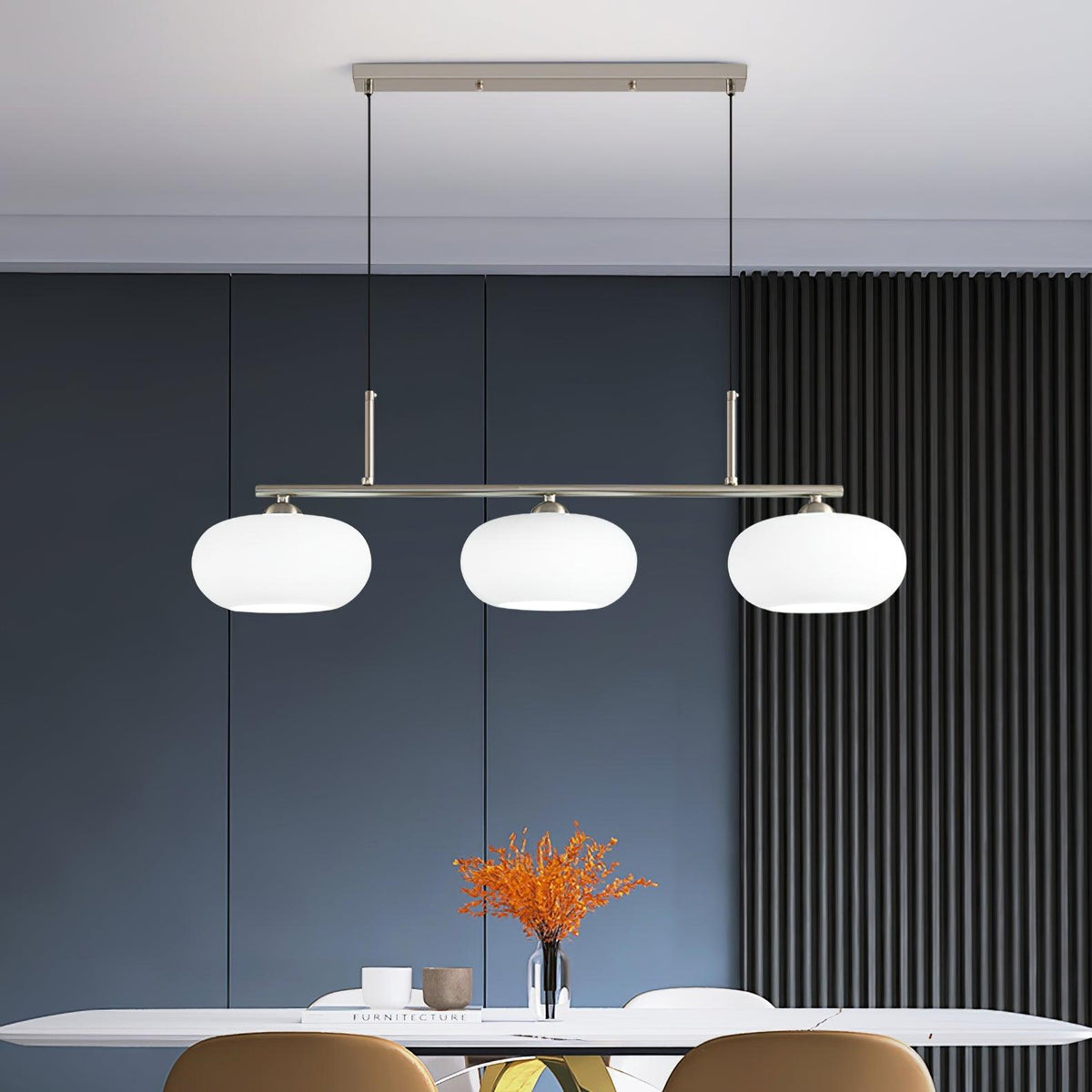 Lámpara colgante lineal Calima sobre una mesa de comedor – imagen 16