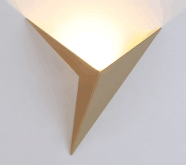 TriLuz – Lámpara de Pared Triangular con Diseño Moderno
