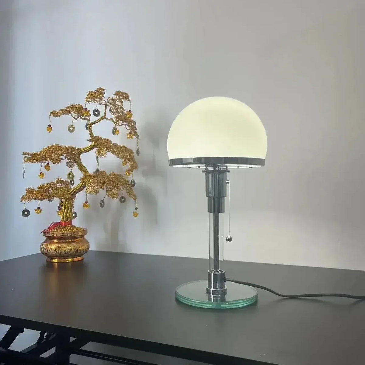 Lámpara de mesa de cristal opal Orbina – encendida en luz blanca fría