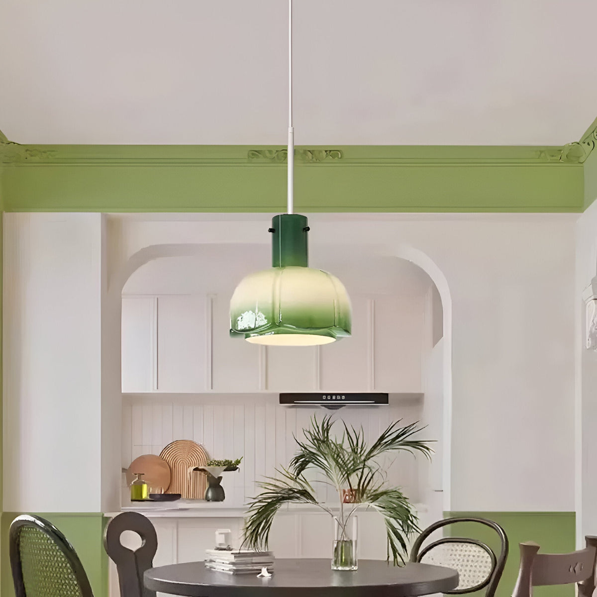 Lámpara colgante de cristal en forma de flor Amapela sobre una mesa de comedor – imagen 17