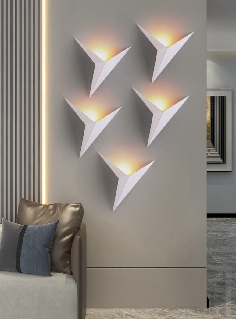 TriLuz – Lámpara de Pared Triangular con Diseño Moderno