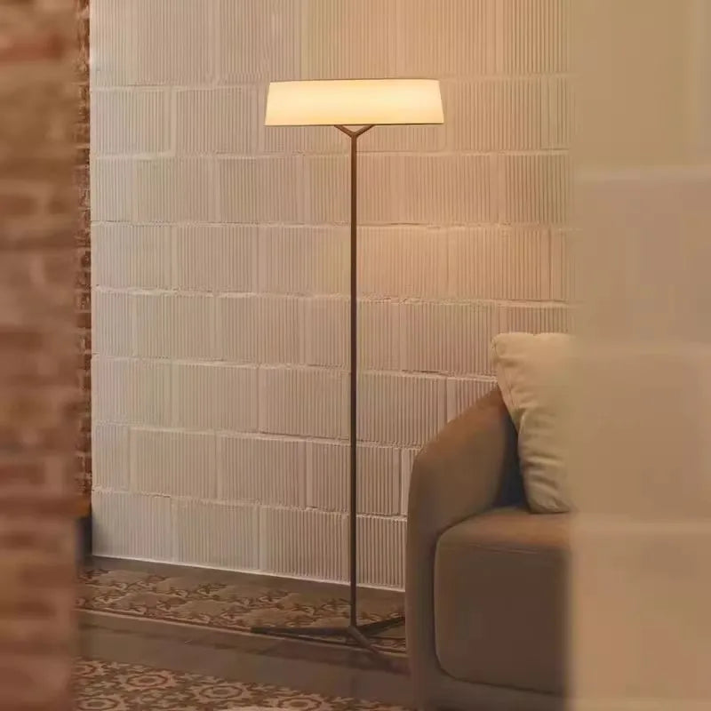 Lámpara de pie nórdica Plumela en un salón luminoso – imagen 7