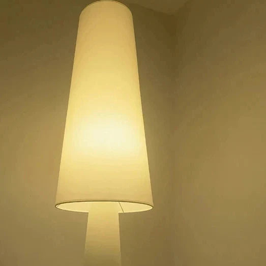 Lámpara de pie wabi sabi Ustela con pantalla de tela – detalle de la luz difusa