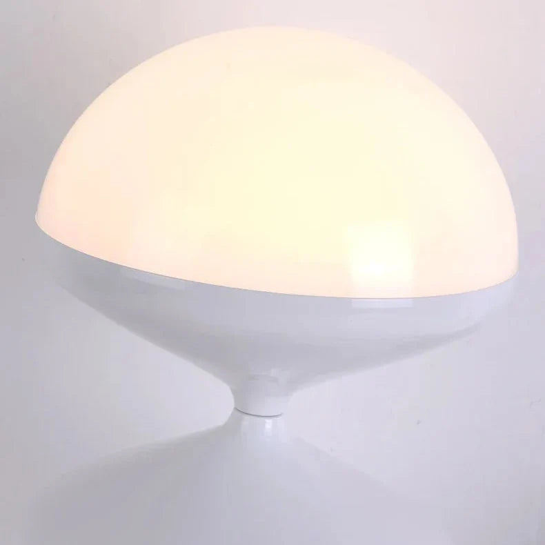 Lámpara de pie escultórica Yoyela – detalle del globo opal sobre la columna blanca