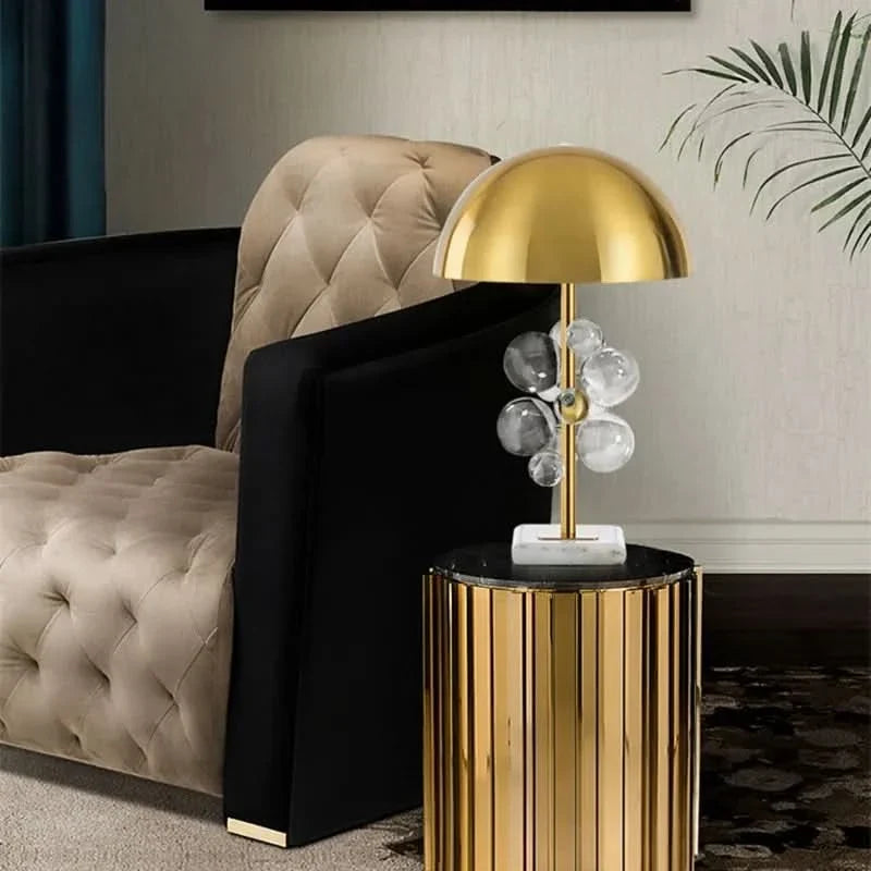 Lámpara dorada con esferas de vidrio Kanica en un salón elegante – imagen 8