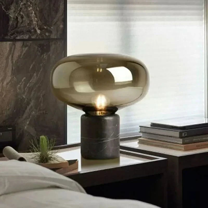 Lámpara de mesa de mármol y cristal Kupola sobre un mueble de salón – imagen 6