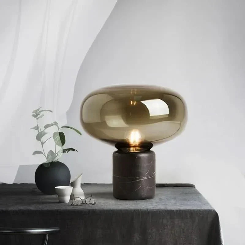 Lámpara de mesa de mármol y cristal Kupola sobre un mueble de salón – imagen 8