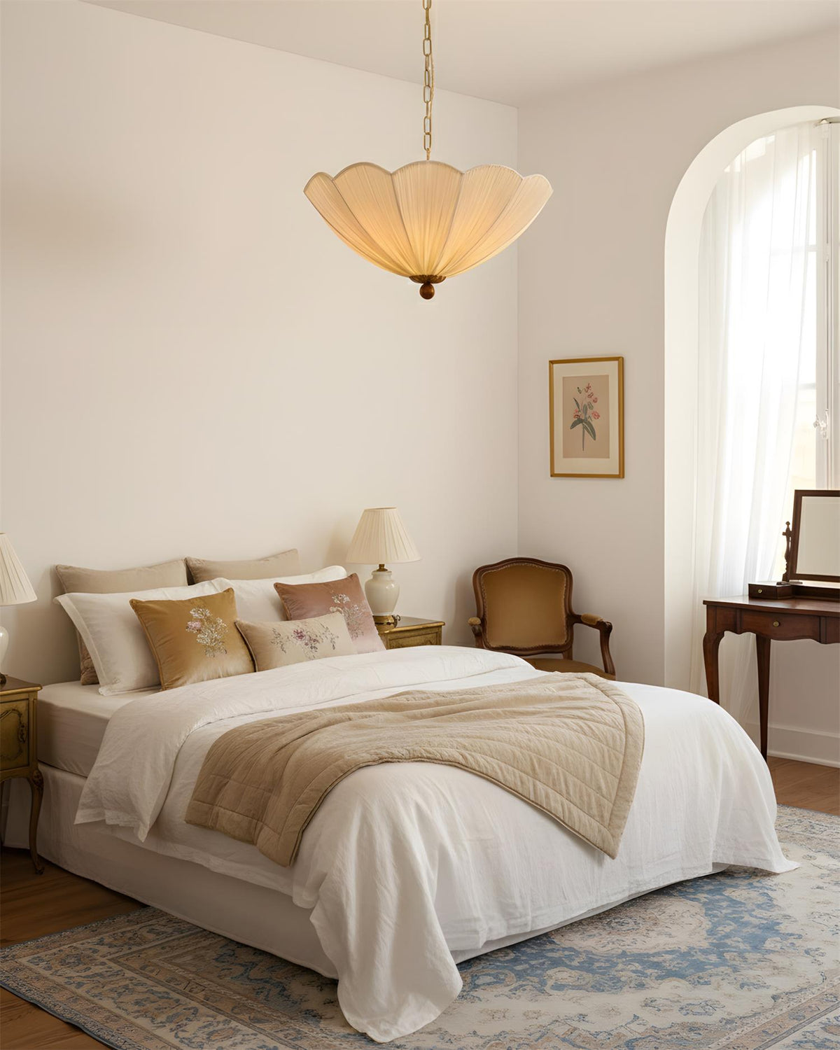 Lámpara colgante de tela plisada Conchela – sobre la cama de un dormitorio