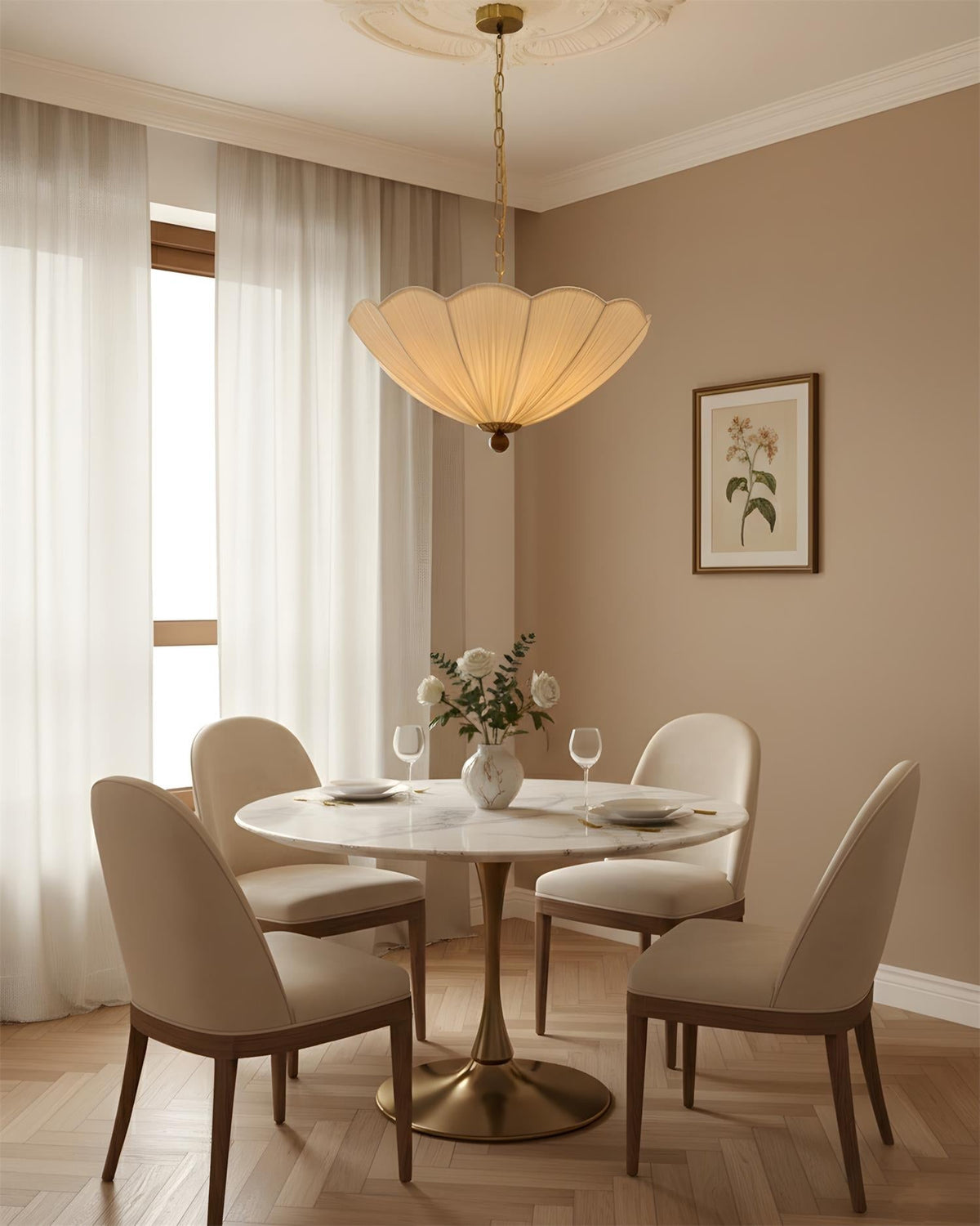 Lámpara colgante de tela plisada Conchela – sobre una mesa de comedor blanca