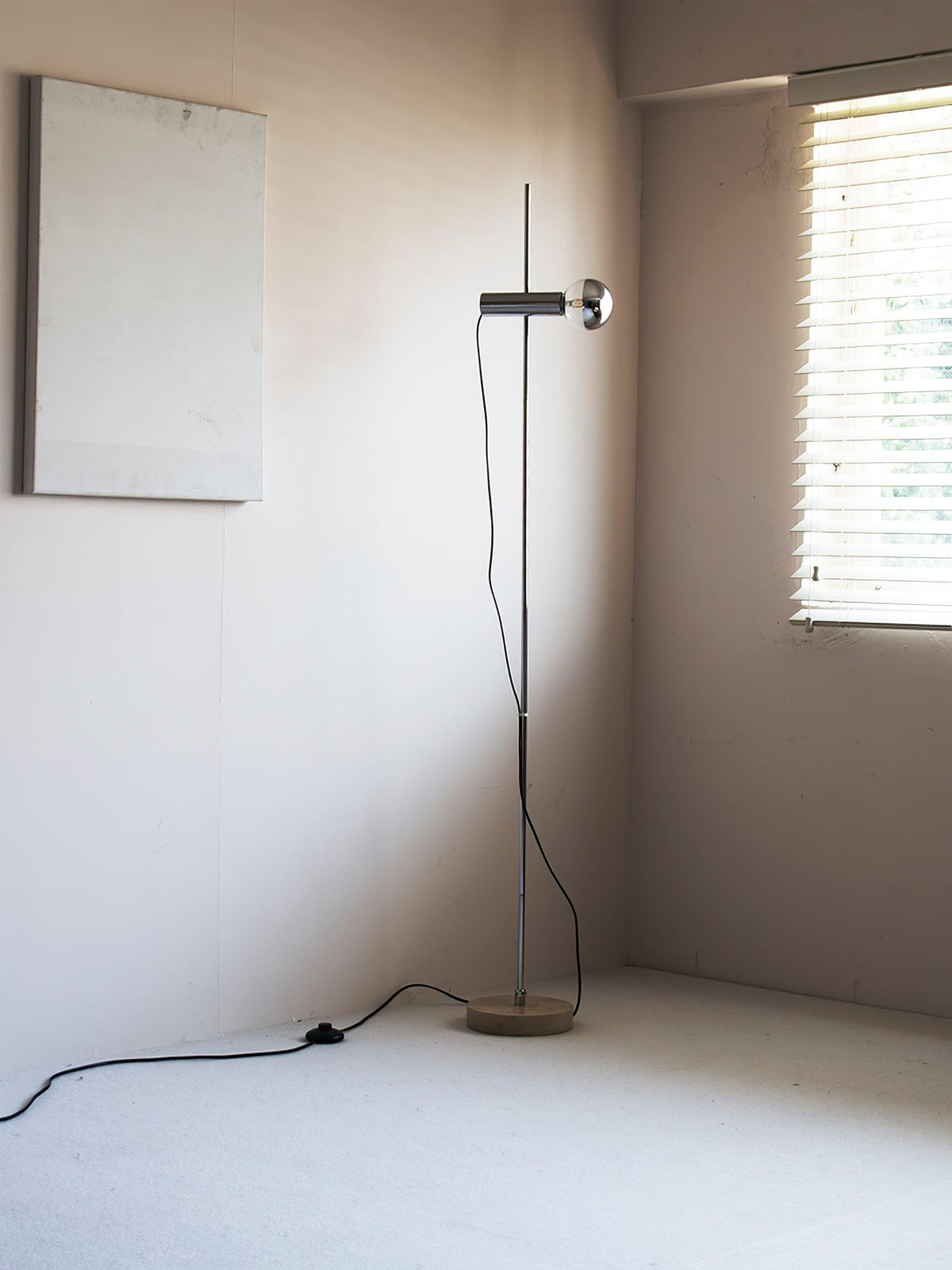 Lámpara de pie Tersia de acero y mármol beige en un salón minimalista – imagen 13