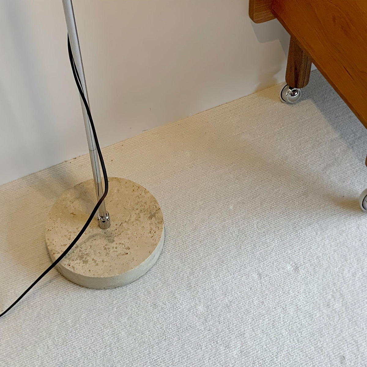 Lámpara de pie Tersia de acero y mármol beige – base de mármol natural beige