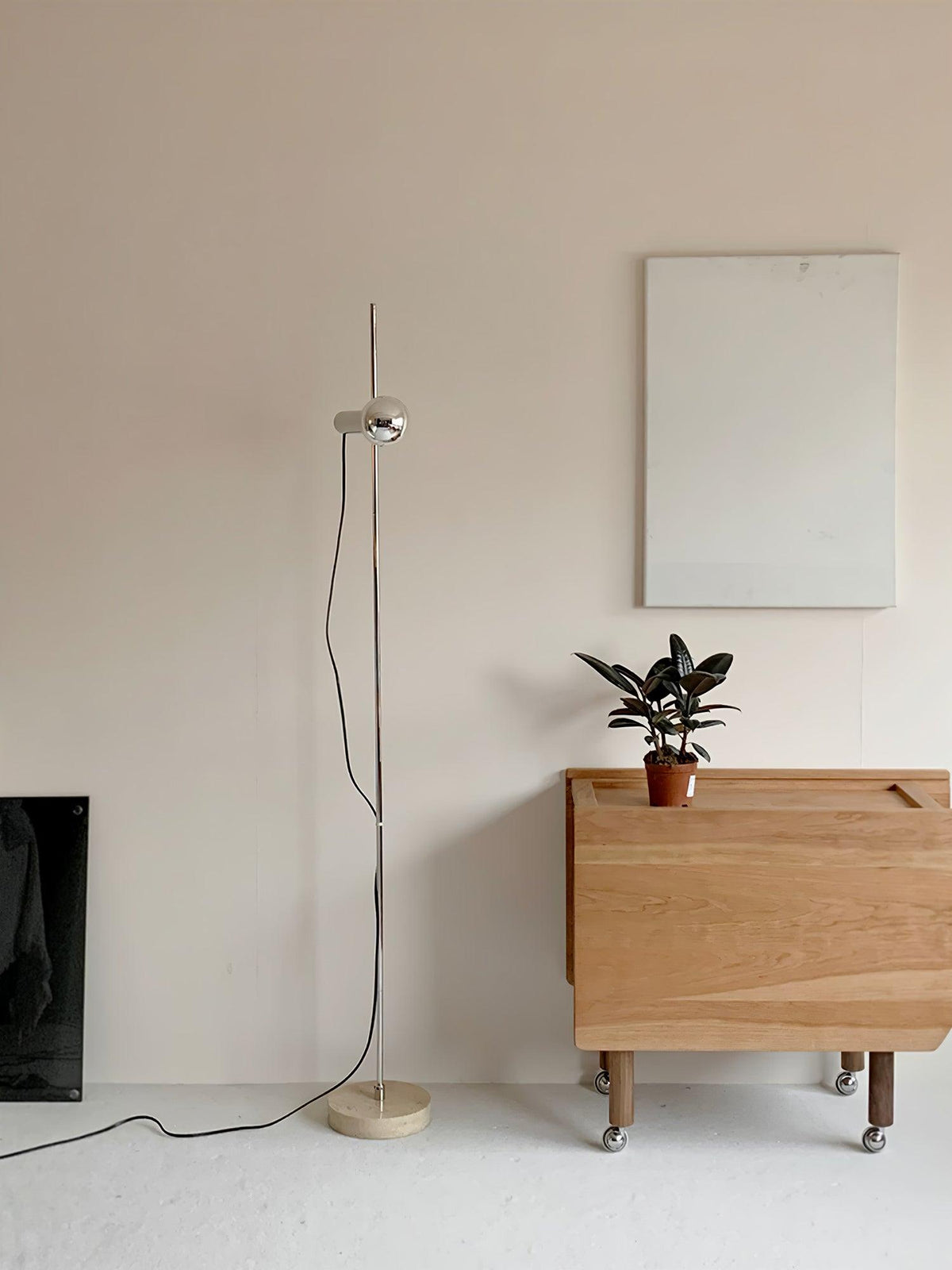 Lámpara de pie Tersia de acero y mármol beige en un salón minimalista – imagen 16