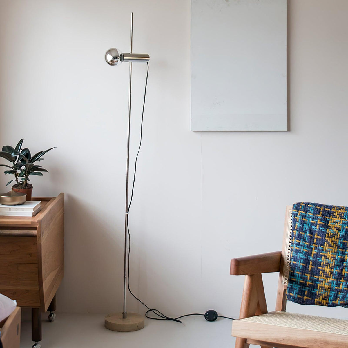 Lámpara de pie Tersia de acero y mármol beige en un salón minimalista – imagen 9