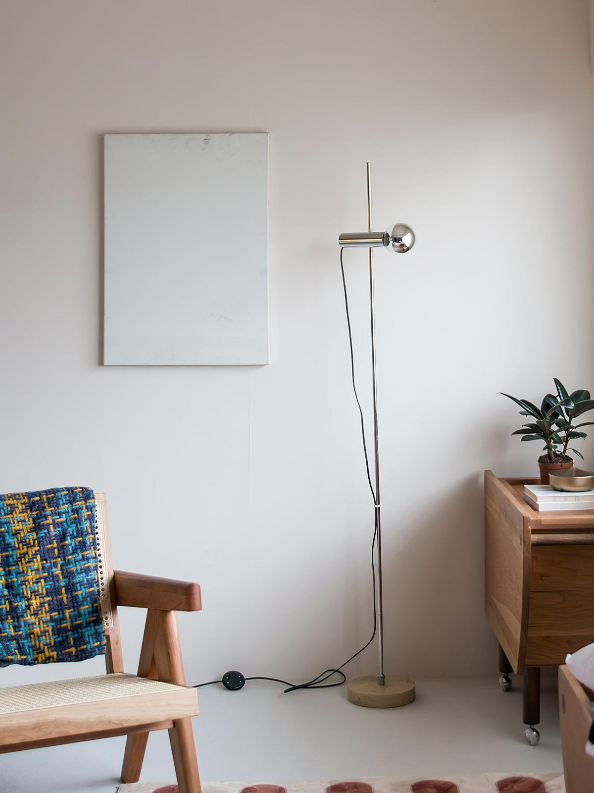 Lámpara de pie Tersia de acero y mármol beige en un salón minimalista – imagen 10