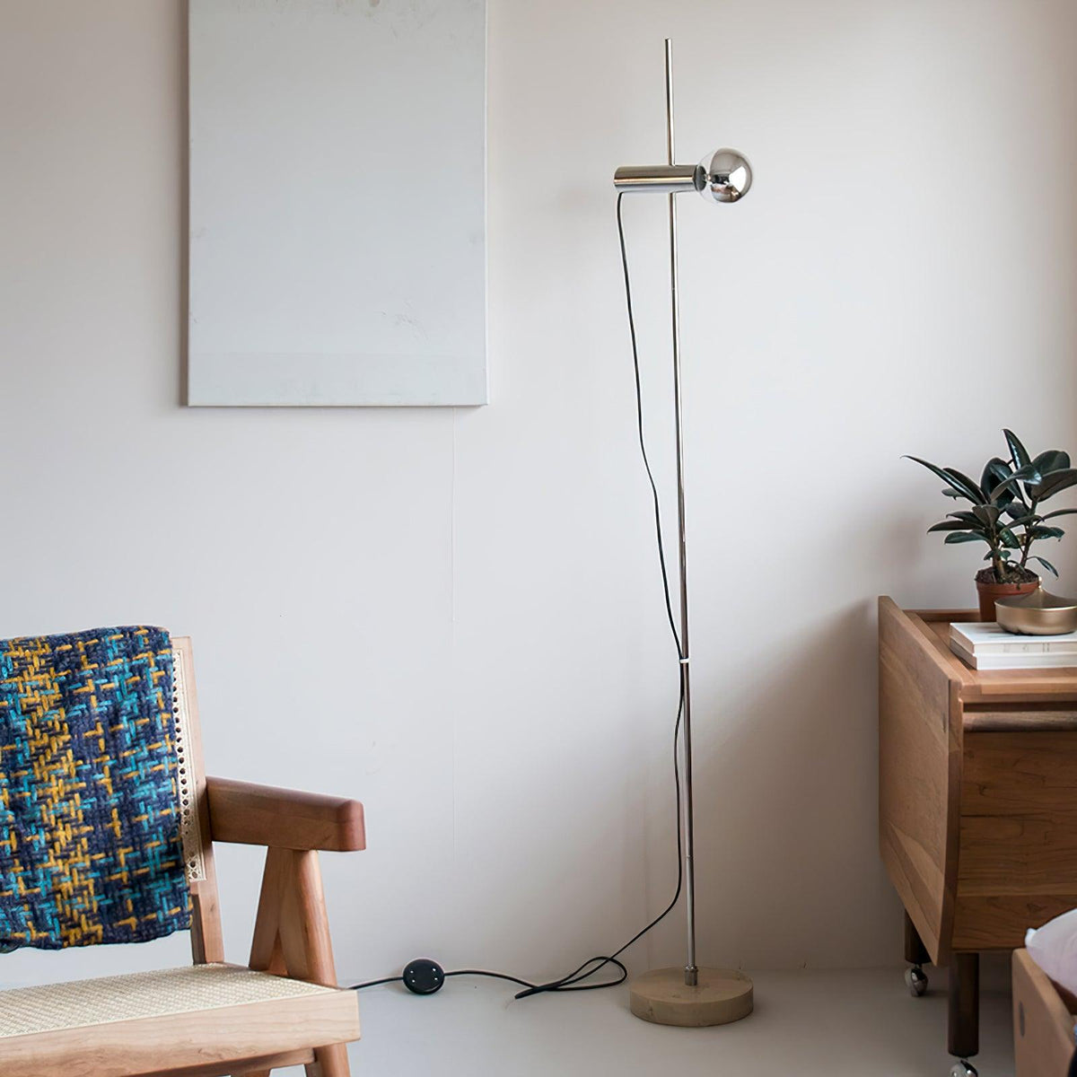 Lámpara de pie Tersia de acero y mármol beige en un salón minimalista – imagen 3
