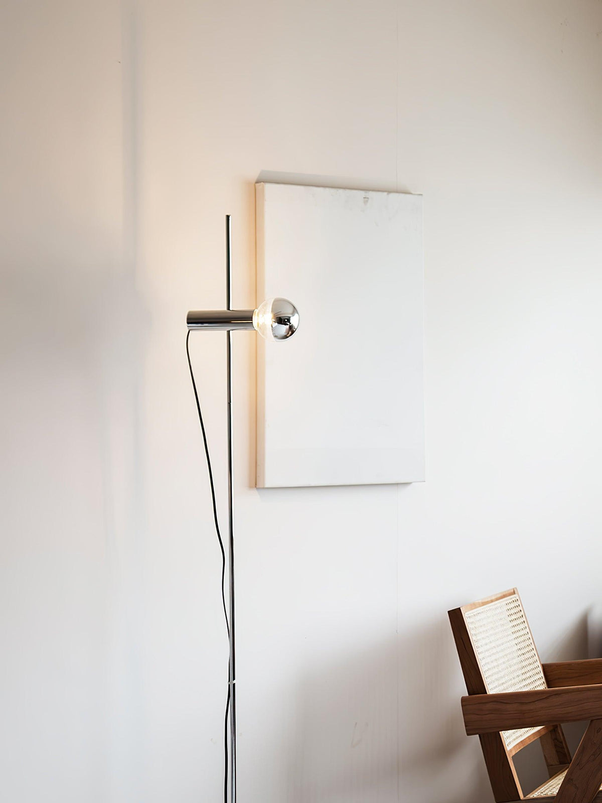 Lámpara de pie Tersia de acero y mármol beige en un salón minimalista – imagen 6