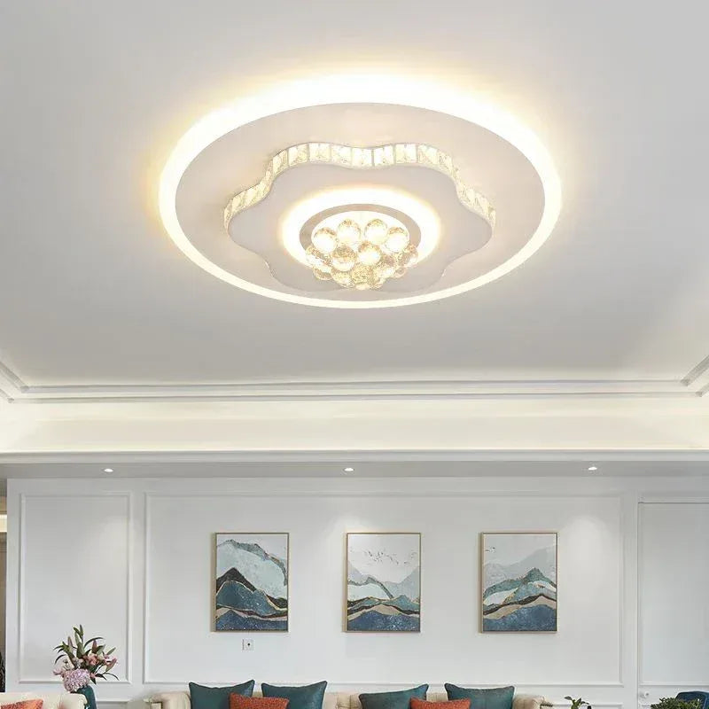 Plafón LED redondo con cristal Cristea – sobre una pared con cuadros