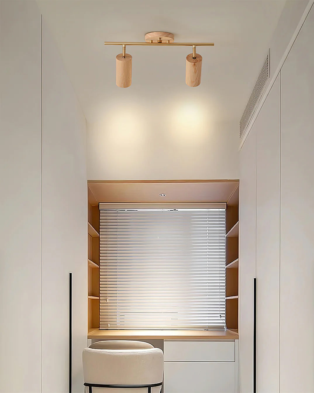 Lámpara de techo de focos de madera Rayuela sobre la encimera de una cocina – imagen 15
