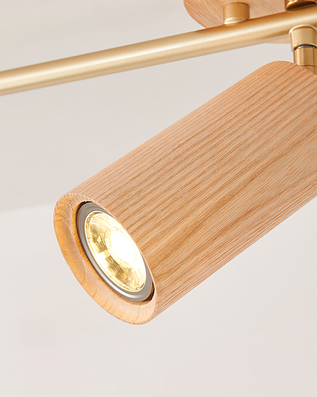 Lámpara de techo de focos de madera Rayuela sobre la encimera de una cocina – imagen 19