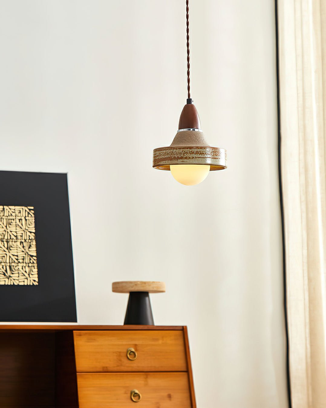 Lámpara colgante de cerámica y madera Alfara junto a una cómoda de madera – imagen 5
